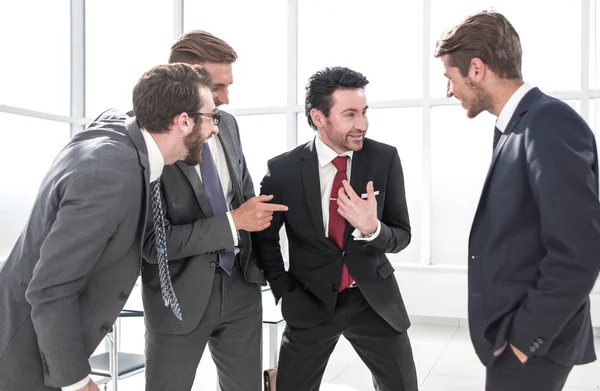 Obchodní tým komunikuje stojící v kanceláři — Stock fotografie