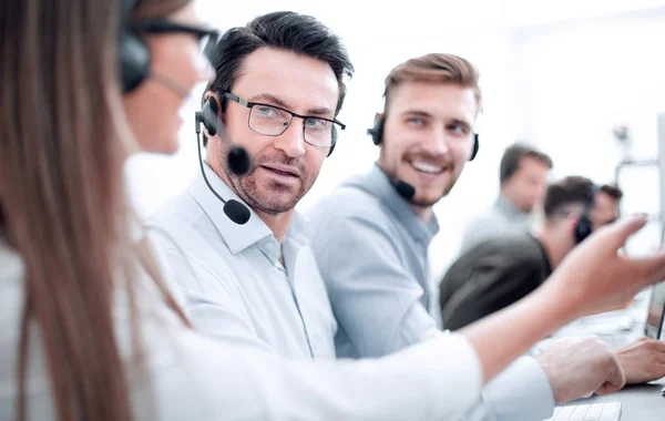 Call center medewerkers bespreken iets op de werkplek — Stockfoto