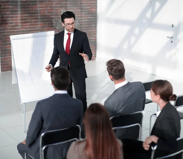 Businessman and business team discussing the presentation of the new project — Stock Photo, Image
