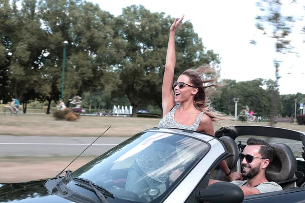 Pasgetrouwden genieten van een reis in een cabriolet. — Stockfoto