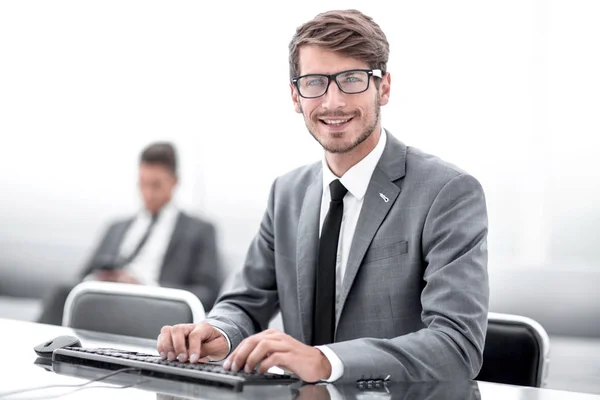 Erfolgreicher erwachsener Mann schaut auf Bildschirm des modernen Gadgets — Stockfoto