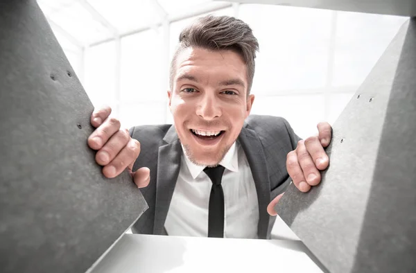 Hombre de negocios en el fondo sonriendo y sosteniendo documentos — Foto de Stock