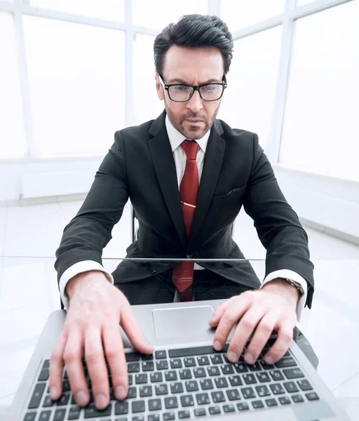 Close up.businessman digitando sulla tastiera del computer portatile . — Foto Stock