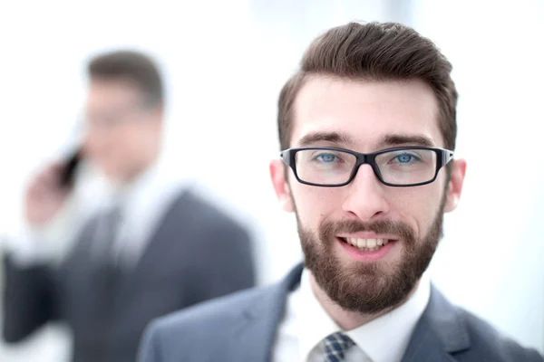 Close up. smiling businessman in the office background — стоковое фото