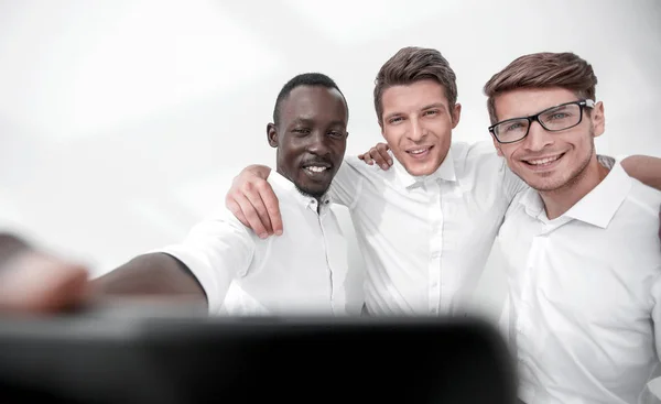 Uzavřít up.smiling zaměstnance, kteří se selfie — Stock fotografie