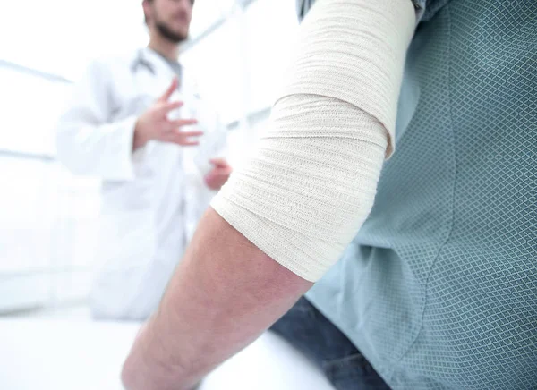 Orthopedist in gesprek met de patiënt. — Stockfoto