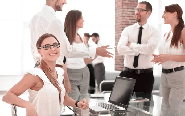 Young business woman sitting in front of open laptop — Stock Photo, Image