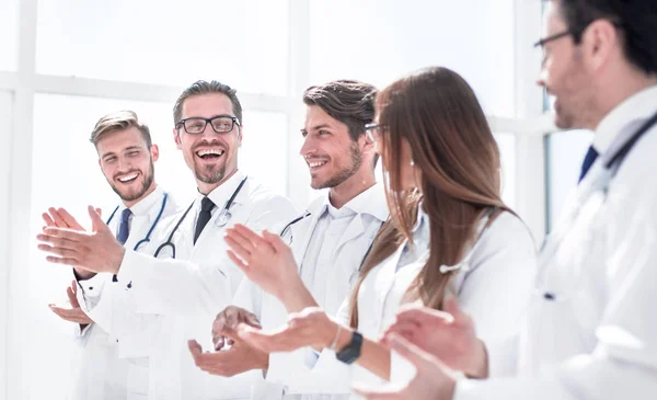 Bir grup başarılı doktor alkışlıyor. — Stok fotoğraf