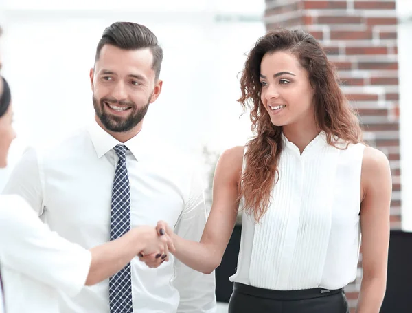 Üzleti nők köszönnek egymásnak a handshake — Stock Fotó