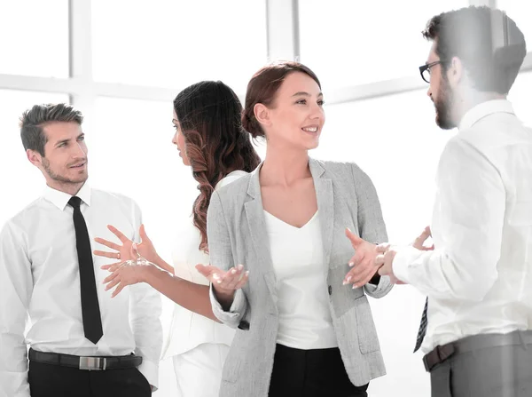 Jóvenes empleados hablan en la oficina — Foto de Stock