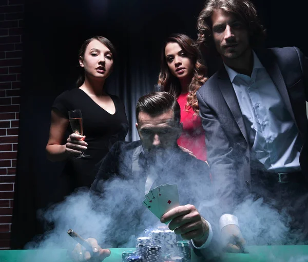Четыре человека пьют шампанское в рулетке в казино — стоковое фото