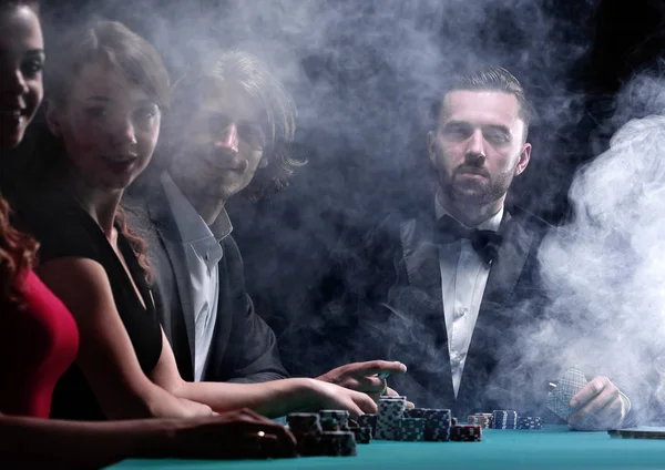 Amigos de clase alta jugando en un casino. — Foto de Stock