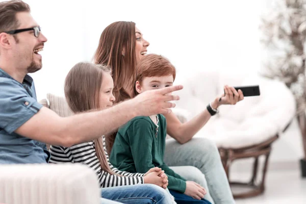 Nahaufnahme. junge Familie ruht sich am Abend im Wohnzimmer aus — Stockfoto