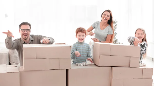 Jovem família feliz em pé no novo apartamento — Fotografia de Stock