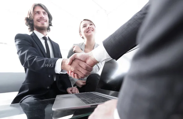 Due uomini d'affari fiduciosi che si stringono la mano primo piano — Foto Stock