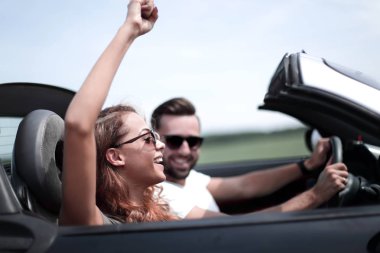 up.a genç kadın sevgilisi bir Cabrio araba ile kapatmak