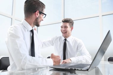 Meslektaşlarım masaya oturun ve konuşun.