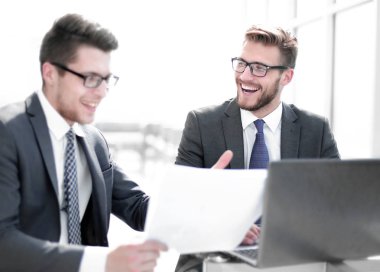 İş ortakları iş belgesini tartışıyor.