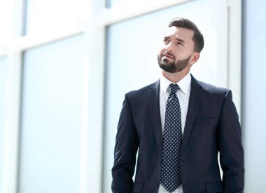 Hayalindeki iş adamı parlak bir ofiste duruyor..