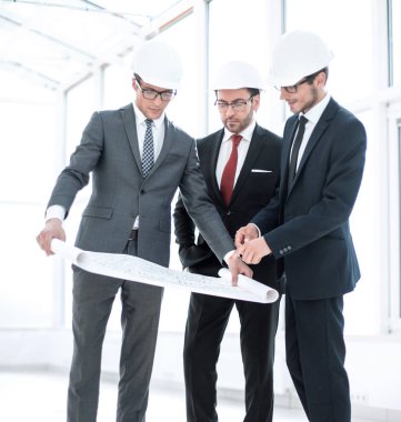 Yeni proje planını tartışıyor grup mühendis