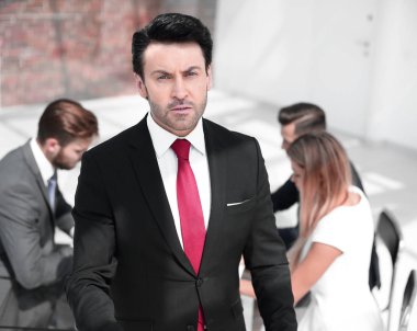 Ofiste ayakta executive iş adamı.