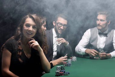 Modern iş kadını kumarhanede barbut masasında oturuyor..