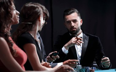 Grup şık insan bir casino oynamak