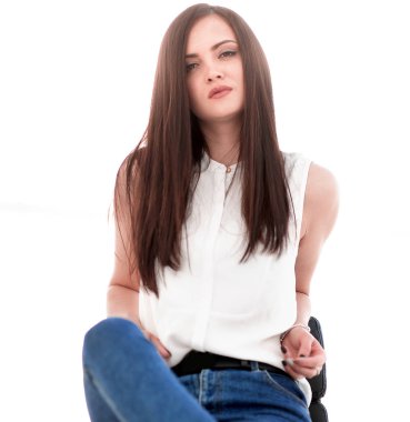 Genç ve başarılı kadın sandalyede oturuyor.