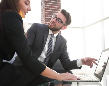 Genç tasarımcılar modern ofiste çalışan birkaç