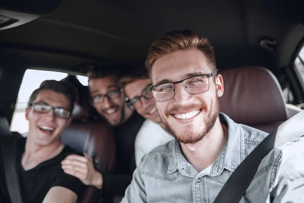 Quattro amici che viaggiano in macchina — Foto Stock