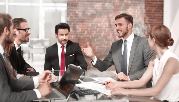 Team aziendale a una riunione di lavoro in ufficio — Foto Stock