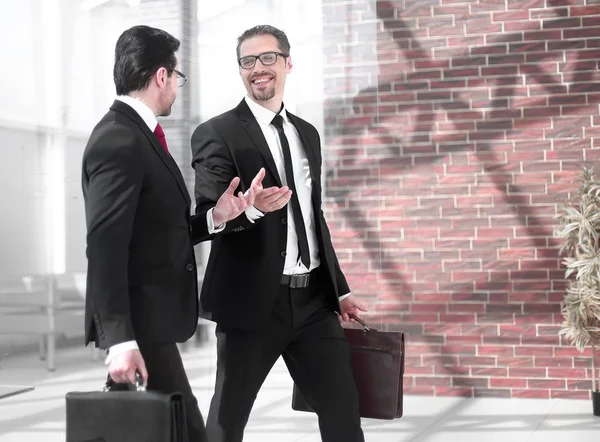 Zwei lächelnde Geschäftsleute im Büroflur — Stockfoto