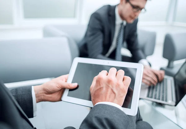 Nahaufnahme. Geschäftsmann mit digitalem Tablet im modernen Büro — Stockfoto