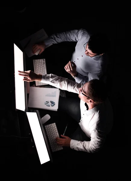 Top view .dos empleados discutiendo datos financieros — Foto de Stock