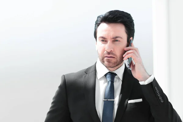 Ernstige zakenman praten op mobiele telefoon — Stockfoto