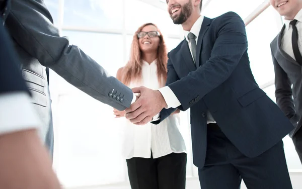 Üzleti partnerek kézfogása az irodában tartott találkozón — Stock Fotó
