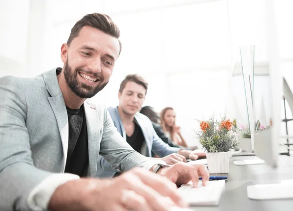 Hombre de negocios sentado en una mesa en la sala de computadoras — Foto de Stock