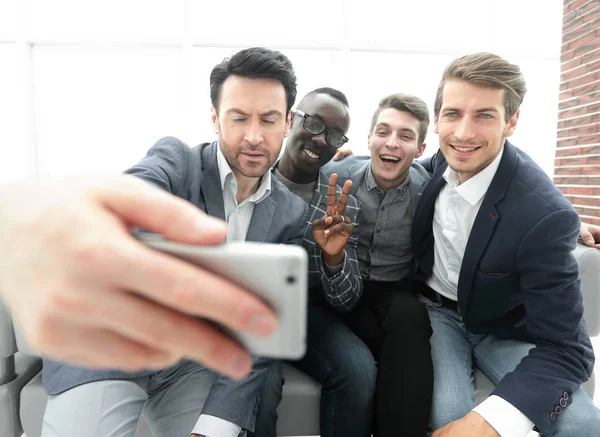 Gerente e sua equipe de negócios tirar selfies — Fotografia de Stock