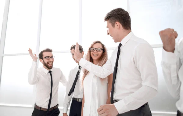 Šťastní zaměstnanci stojící v prostorné kanceláři — Stock fotografie