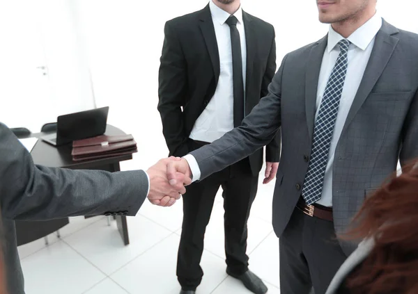 Negocio estrechando la mano en la oficina — Foto de Stock