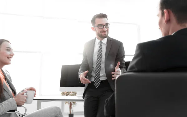 Membres de l'équipe d'affaires parlant dans le bureau — Photo