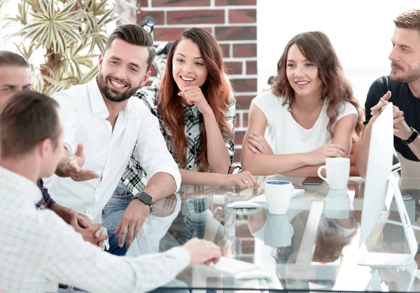 Equipo sonriente discutiendo los problemas actuales — Foto de Stock