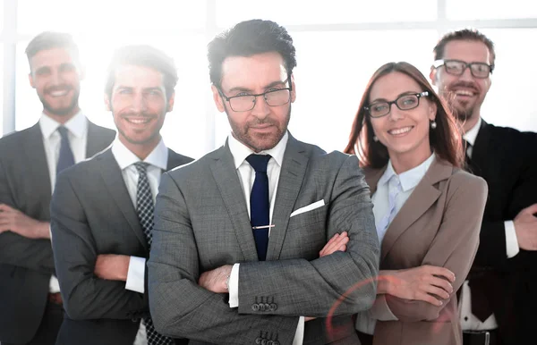 Retrato del equipo de ventas de pie en la oficina . — Foto de Stock