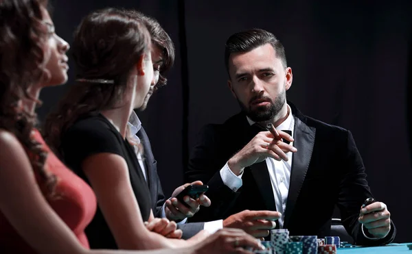 Gruppe stilvoller Menschen spielt in einem Casino — Stockfoto
