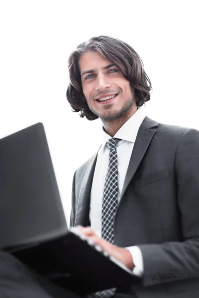 Retrato de empresário bem sucedido trabalhando no laptop — Fotografia de Stock