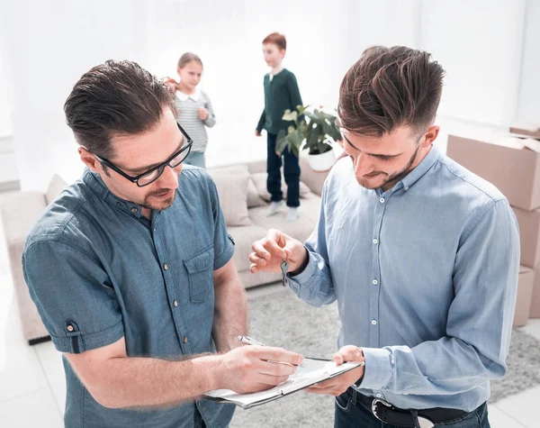 Client signs the lease agreement in the new apartment. — Stock Photo, Image