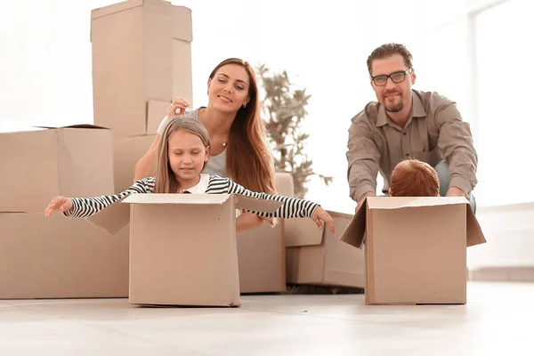 Föräldrar och deras barn ha roligt i det nya vardagsrummet — Stockfoto