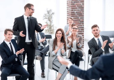 genç işadamı konuşmacı olarak bir iş toplantısı sorar