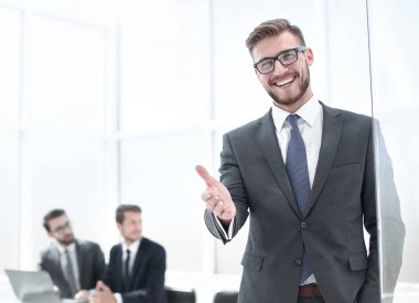 bir el sıkışma için uzanarak gülümseyen iş adamı