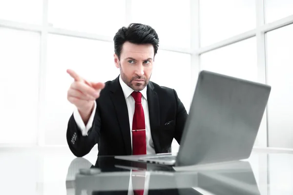 Affärsman som pekar finger på dig, sitter vid sitt skrivbord — Stockfoto